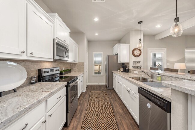 Building Photo - 4/4.5 in Pershing Pointe Townhomes! Availa...