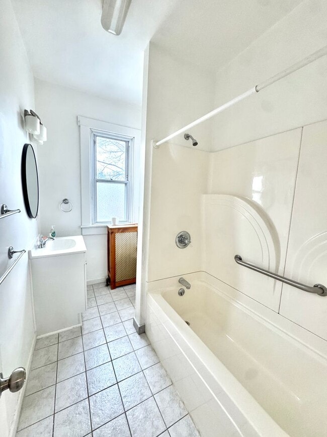 Building Photo - THREE BEDROOM IN WEST BETHLHEM