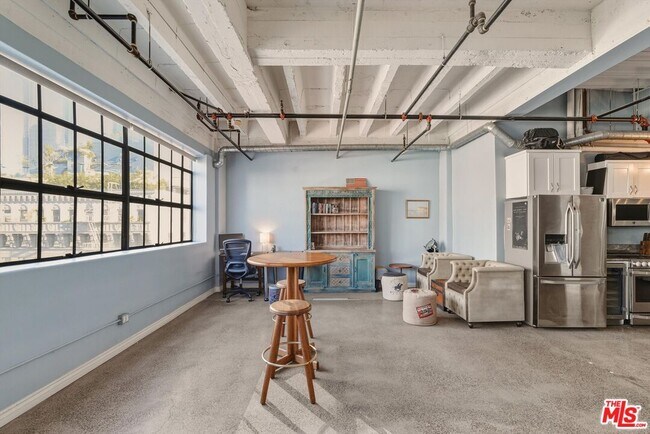 Building Photo - 312 W 5th St