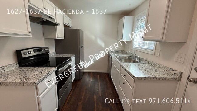 Building Photo - Modern 2BD/1.5BA Home with Fireplace, Mini...