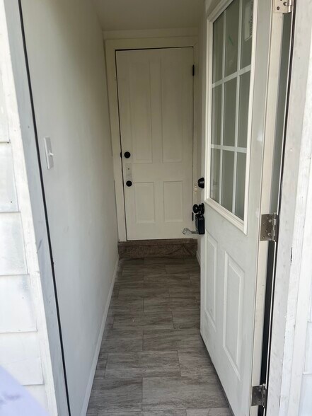 Entry Way - 1 W Hanover St