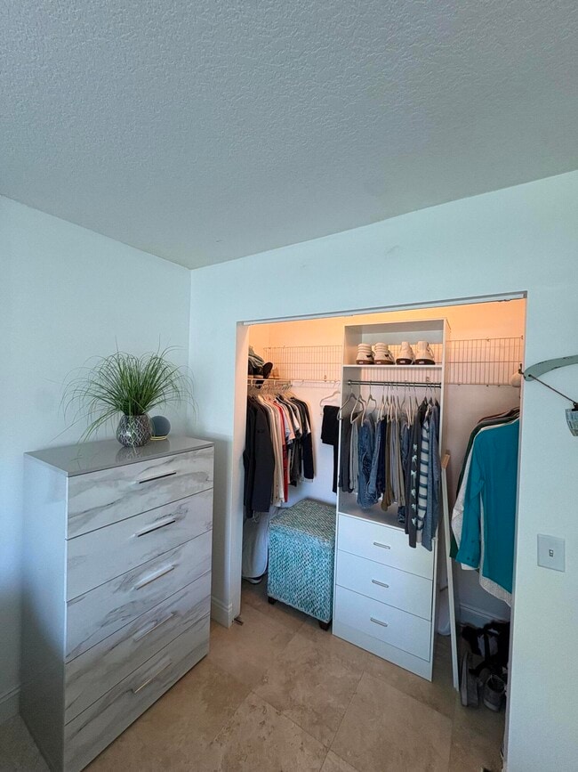 Building Photo - 1205 Villa Cir