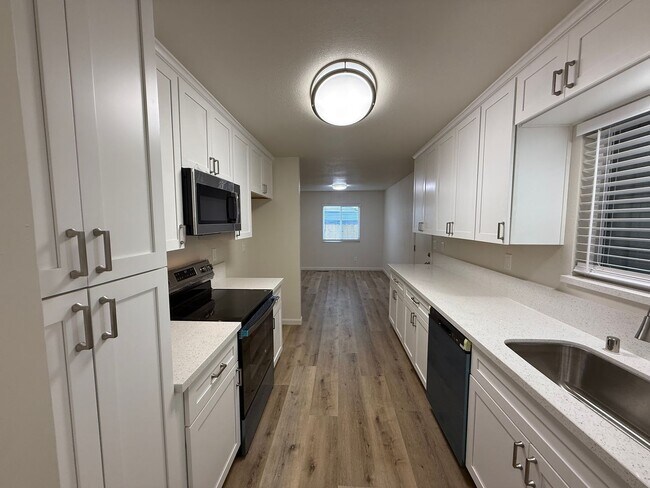 Building Photo - Fully remodeled single story located in Lakewood School District!