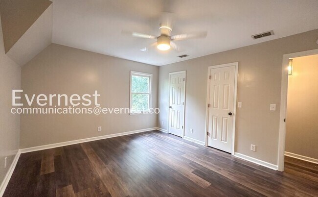 Building Photo - 3 Bed/2.5 Bath Home with Off-Street Parking / Pet-Friendly / Available Now!