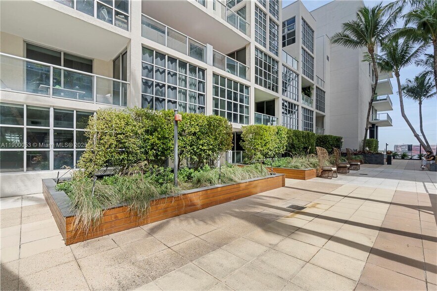 Building Photo - 3451 NE 1st Ave