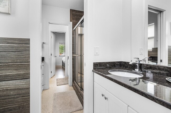 Building Photo - 342 NE 7th Ave