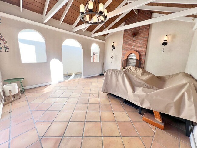 Building Photo - Charming Bixby Knolls Corner Home with Yard, Cabana, & A/C