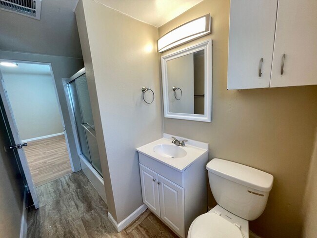 Building Photo - LOWER SOUTH HILL ONE BED NEAR HUCKLEBERRY'...