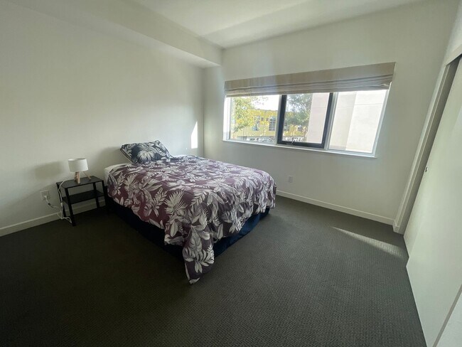 Building Photo - Spacious 3 bedroom / 2.5 Bath Apartment in...