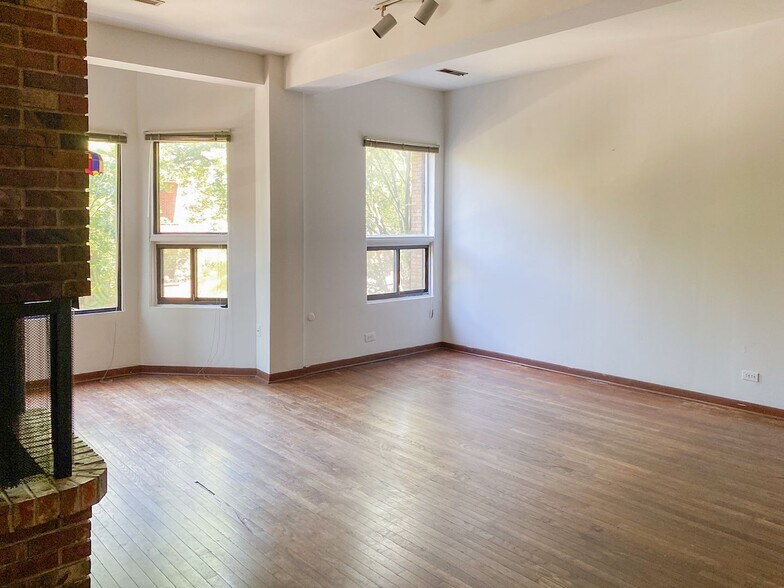 Building Photo - 877 W Lill Ave