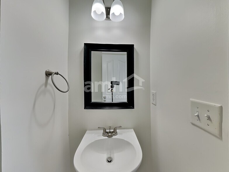 Building Photo - 5006 Lazy Day Ln