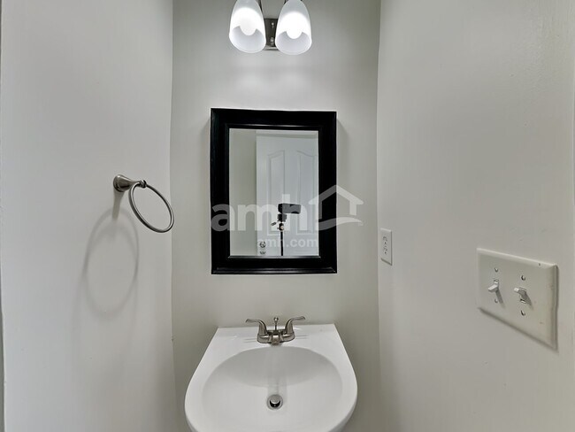 Building Photo - 5006 Lazy Day Ln