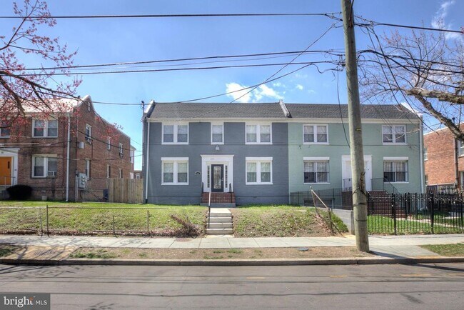 Building Photo - 257 Newcomb St SE