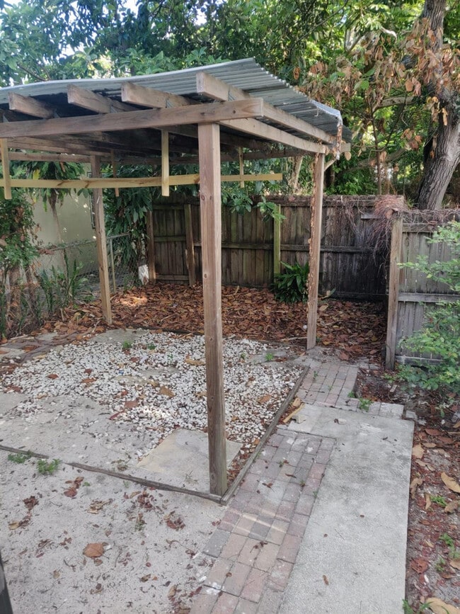 Building Photo - 210 SW 7th St