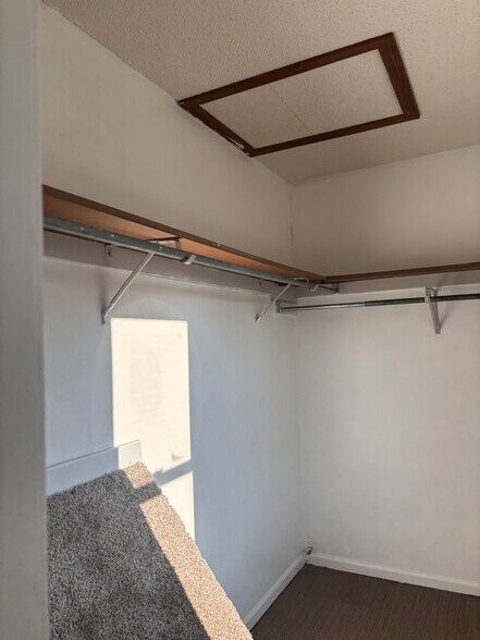 Walk in closet - 402 Granada Dr