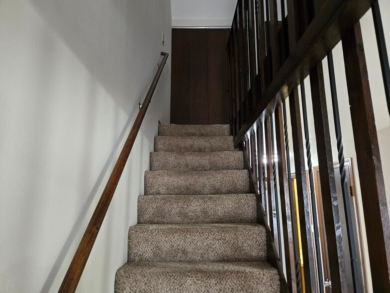 Building Photo - 11 Village Ct