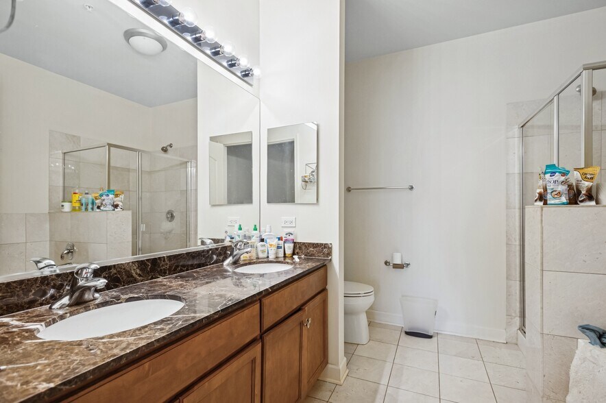 Building Photo - 450 E Waterside Dr