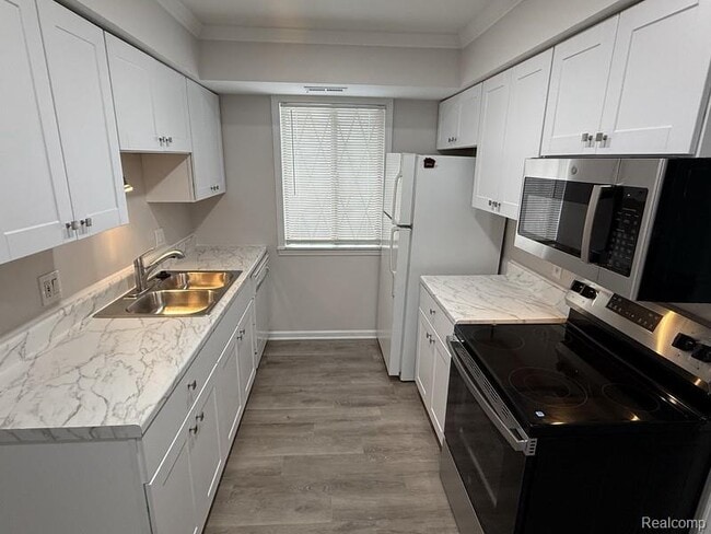 Building Photo - 250 E Thirteen Mile Rd