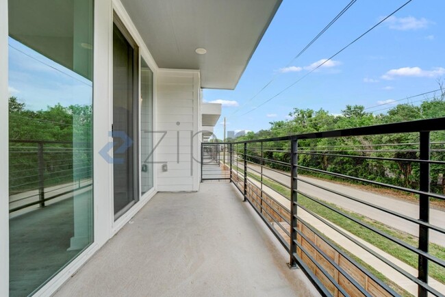 Building Photo - 2000 Riverside Farms Rd