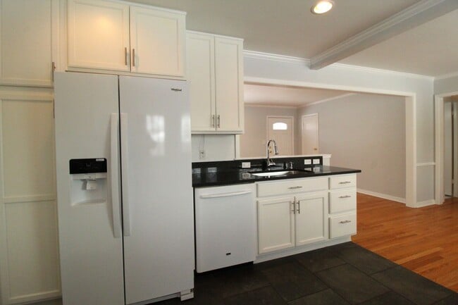 Building Photo - February FREE On This 3 Bedroom 2 Bath Home In Overland Park