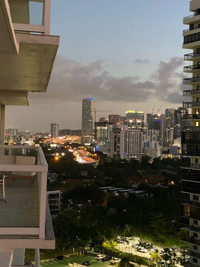 Building Photo - Stunning Waterfront Living in South Brickell