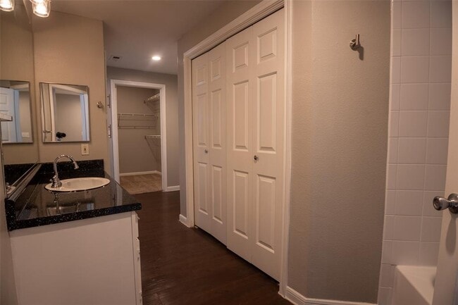 Building Photo - 2320 Gracy Farms Ln