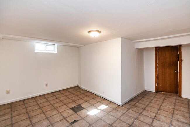 Building Photo - Lovely 2 Bedroom 2 Bathroom Home