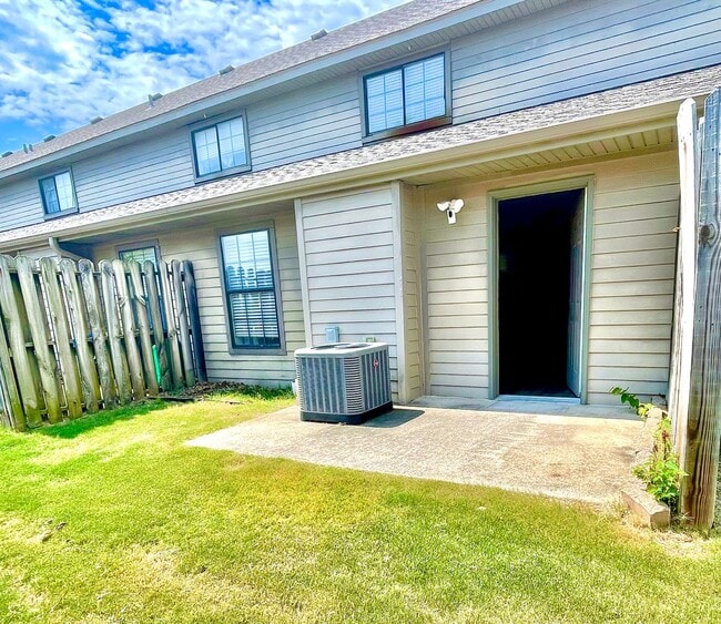 Building Photo - Quiet, Well-Maintained 2Bed/2.5Bath Home – Prime Fayetteville Location!