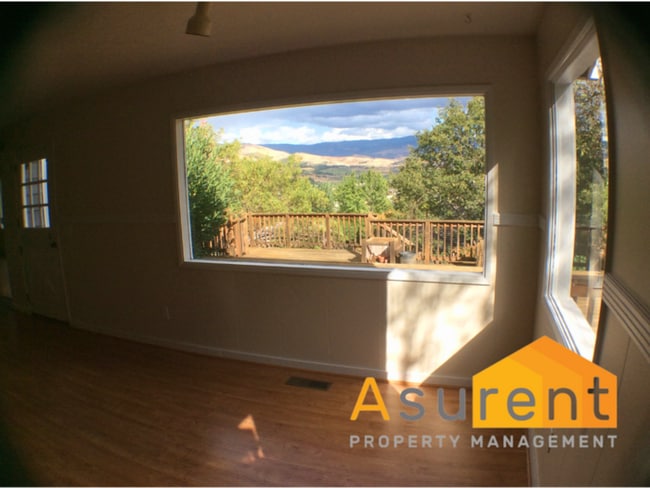 Building Photo - 3-Bedroom/2-Bathroom Home with Amazing Vie...