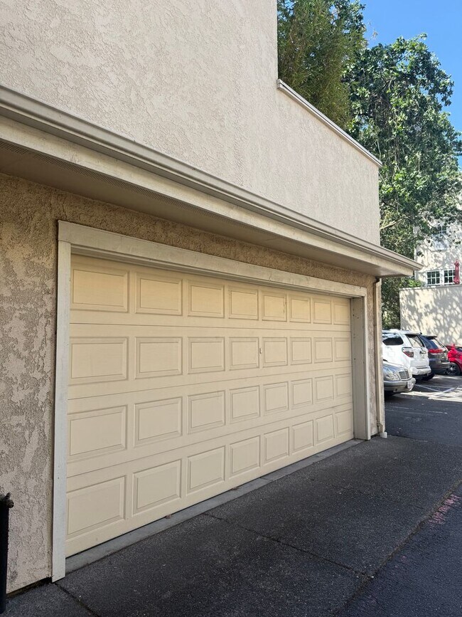 Building Photo - 2 bedroom 2.5 Bathroom Windsor Town Green Condo with carpet and A/C