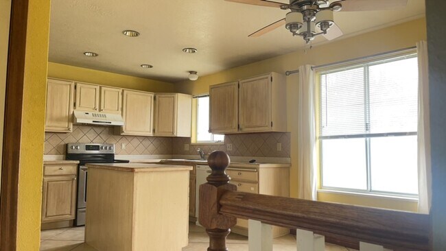 Building Photo - Great location Quaint Orem Home w 2 car garage!