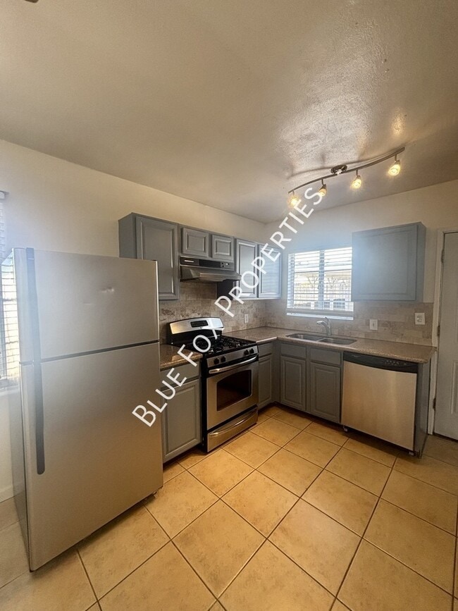 Building Photo - 925 E Adams St