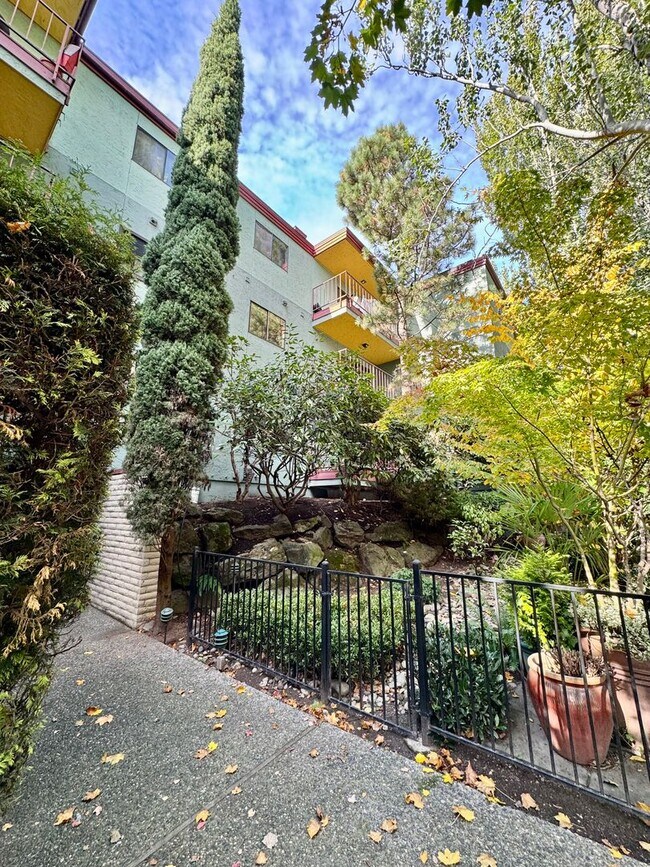 Building Photo - Lovely Fremont 2 Bedroom - Stellar Location! AVAILABLE 8/10/2026!