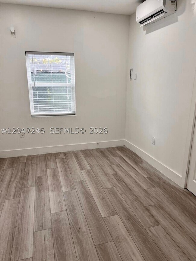 Building Photo - 852 SW 13th Ct