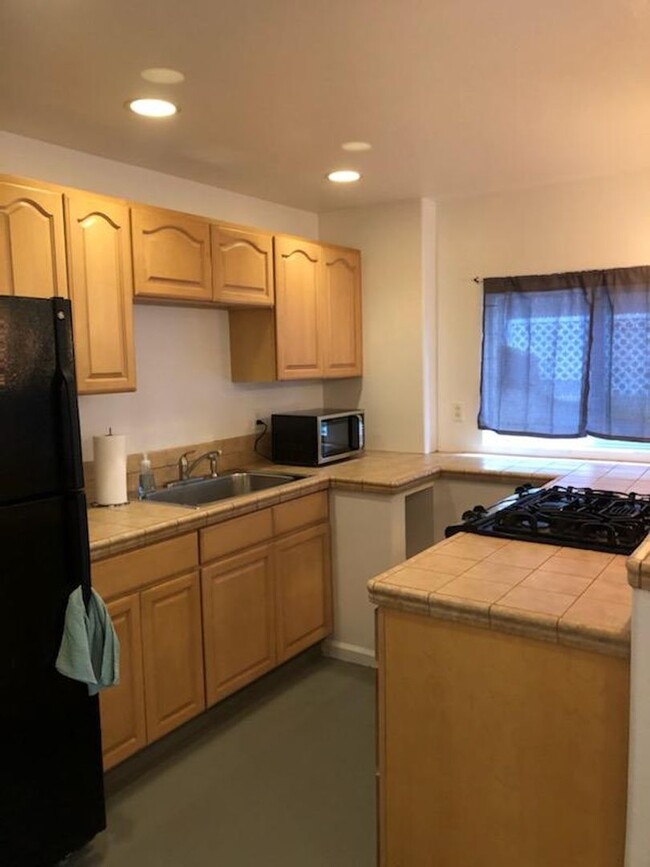 Building Photo - FURNISHED. Lovely 1 bedroom 1 Bath Unit in...