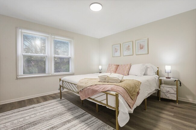 Building Photo - 366 N Hemlock Ave