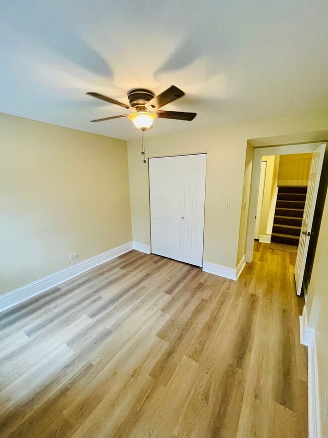 Building Photo - 2050 W Summerdale Ave