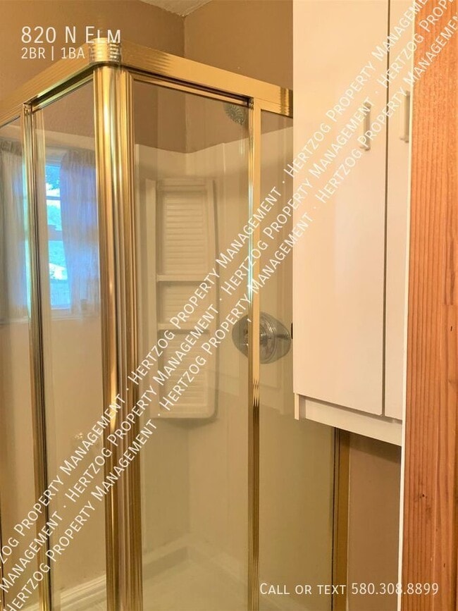 Building Photo - 820 N Elm-