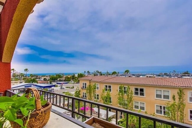 Building Photo - Ocean View 1 Bed/1 Bath in North Pacific Beach!