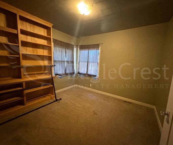 Building Photo - Large 8-Bedroom Home Across from Whitman College – Lawn Care Included