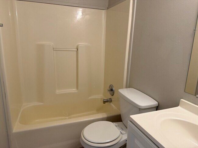 Building Photo - Cute property...
