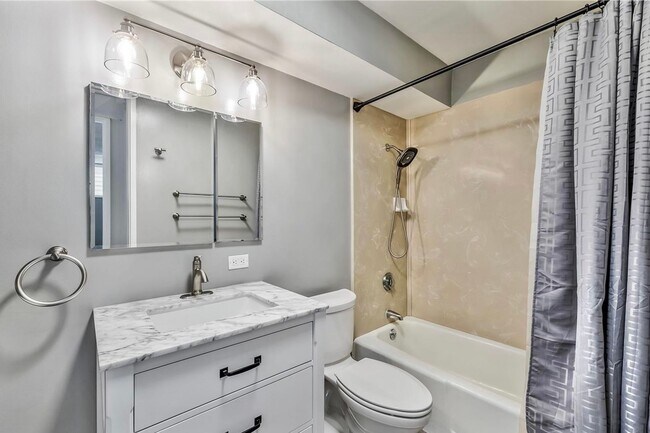 Building Photo - Great Location Awesome View and Amenities | 2-Bed 2-Bath 1-Parking