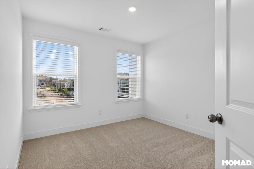 Building Photo - 811 Atkins Ln