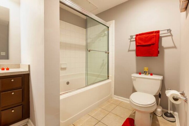 Building Photo - 2700 Pine Tree Rd NE