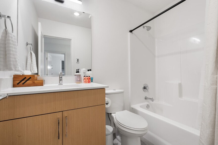 Building Photo - 2433 S Plum St