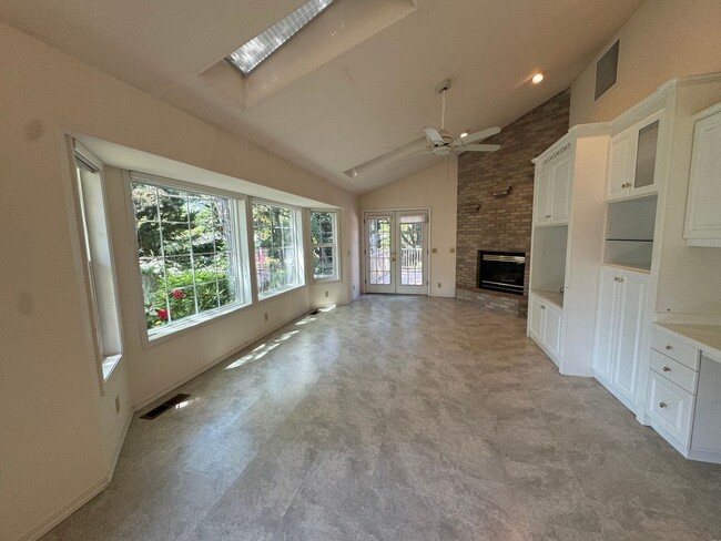 Building Photo - Hucrest home with 3 car garage