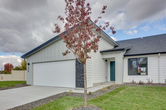 Building Photo - At Last, This Is What You’ve Been Searching For.