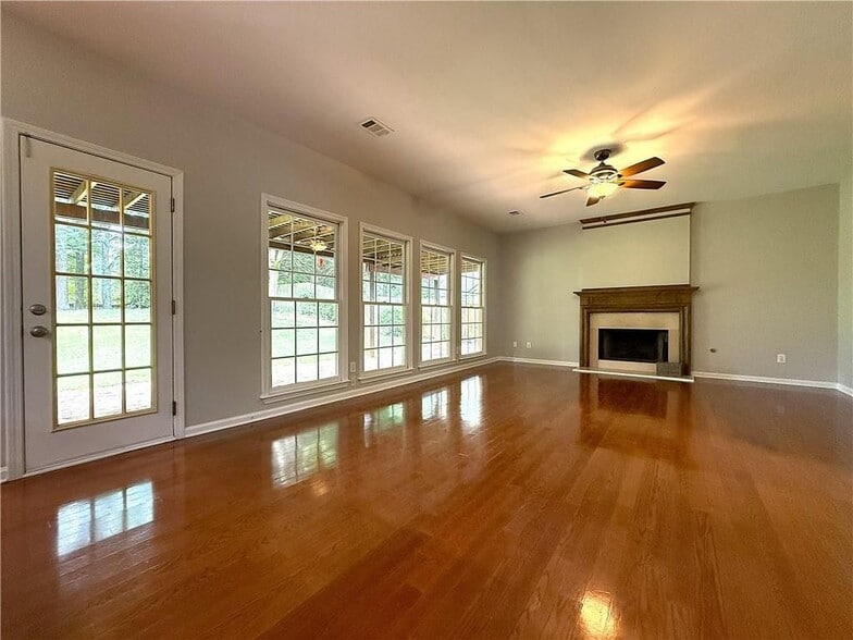 Building Photo - 1310 Rosewood Dr