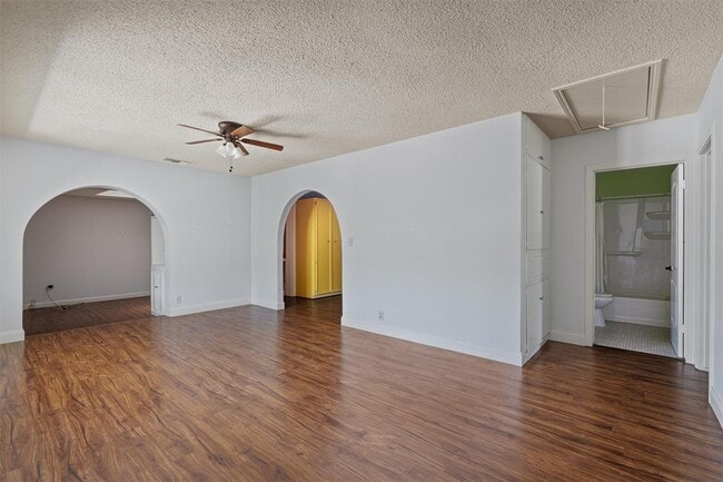 Building Photo - 2106 Allred Dr