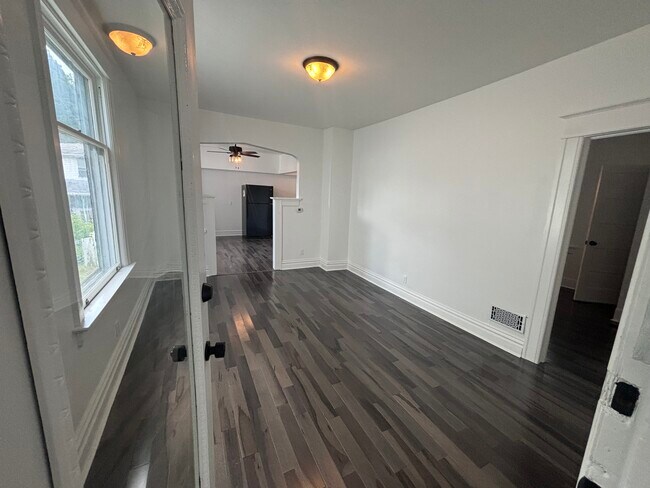 Building Photo - 923 3rd St